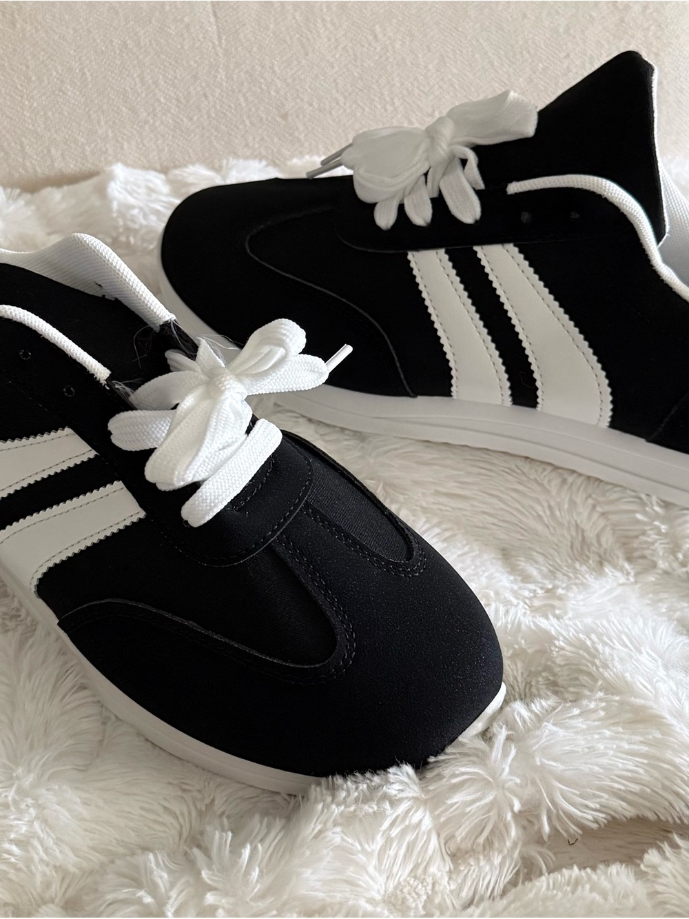 Black & White Stripe Lace-Up Sneakers US sz 11
